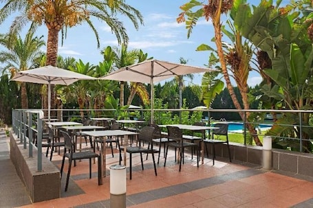 Outdoor dining. Ramada by Wyndham Valencia Almussafes