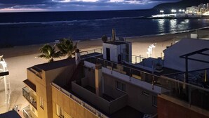 A coastal hotel with a view of the sea and a mountain in the background. - Ocean Terrace Quarries. (Las Palmas de Gran Canaria)