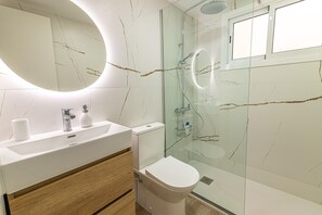 Ducha, toallas, jabón y papel higiénico