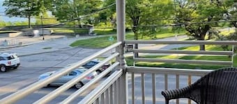 Cozy 2 Bedroom Apartment Overlooking Park