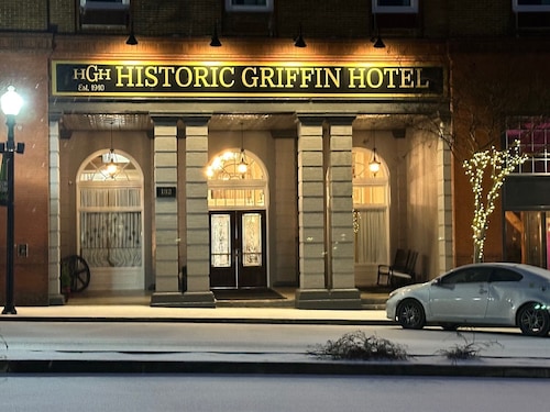 Charming Hotel in Downtown Griffin!  Walking Distance to Many Restaurants!