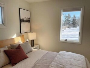 3 bedrooms, WiFi, bed sheets - Chic & Central Home - near BTV! (South Burlington)