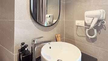 Apartemen Basic, pemandangan kota | Kamar mandi | Shower, perlengkapan mandi gratis, pengering rambut, dan sandal
