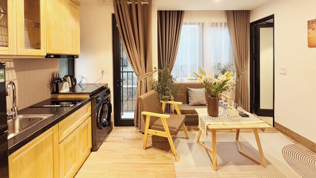 Un apartamento moderno con cocina, comedor y sala de estar.