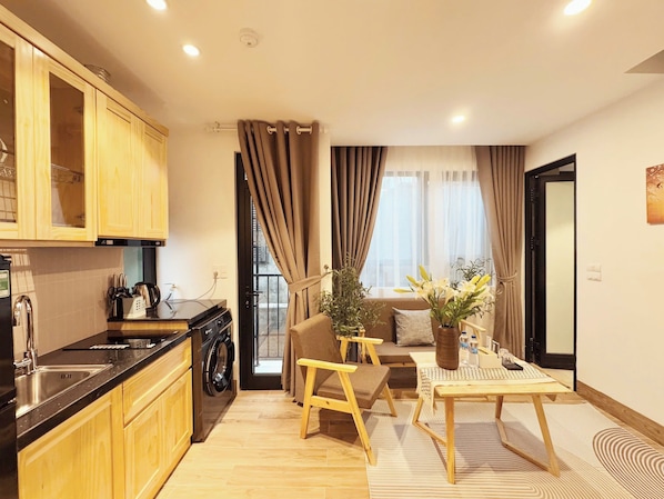 Apartamento básico, vista para a cidade | Área de estar