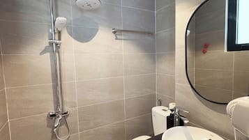 Basic-lejlighed - byudsigt | Badeværelse | Bruser, gratis toiletartikler, hårtørrer, hjemmesko