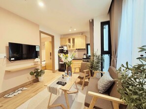 Apartamento básico, vista para a cidade | Área de estar