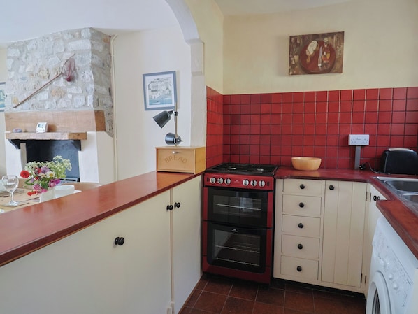 Cookware/dishes/utensils - Milton Cottage (Lyme Regis)