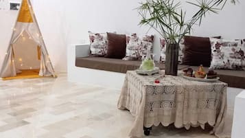 Vila família, 2 quartos | Área de estar | TV de tela plana