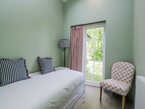 2 Schlafzimmer, individuell dekoriert, individuell eingerichtet