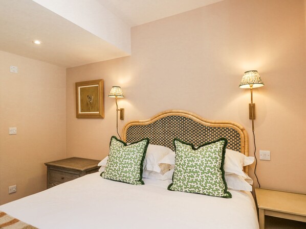 2 عدّة غرف نوم وبديكورات فريدة لكل غرفة وطراز فريد لكل وحدة