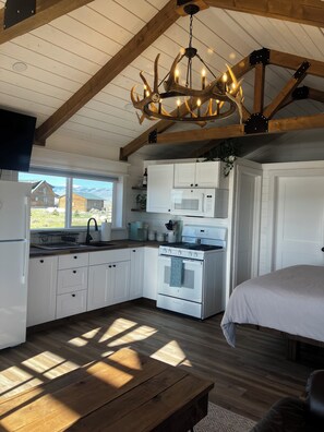 Een koelkast, een microgolfoven, een oven, een kookplaat