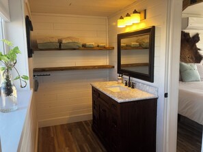 1 bedroom, travel cot, free WiFi, bed sheets - Elegant and peaceful cabin on the Clark's Fork of the Yellowstone river! (Powell)