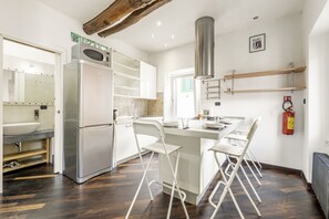 Geladeira, micro-ondas, lava-louças, torradeira