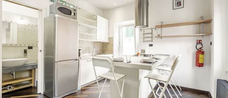 Réfrigérateur, four à micro-ondes, un four, surface de cuisson