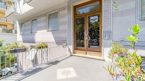 A building with a patterned facade, a gated entrance, and potted plants. - GuestHost - Cozy and bright 80 sqm apartment, perfect for 5 people, located on the second floor of a building with a lift.Located in the heart of the Ligurian Riviera, the property is located in Rapallo, in a convenient and well-served area. The location (Rapallo)