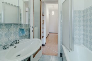 Bidet, towels