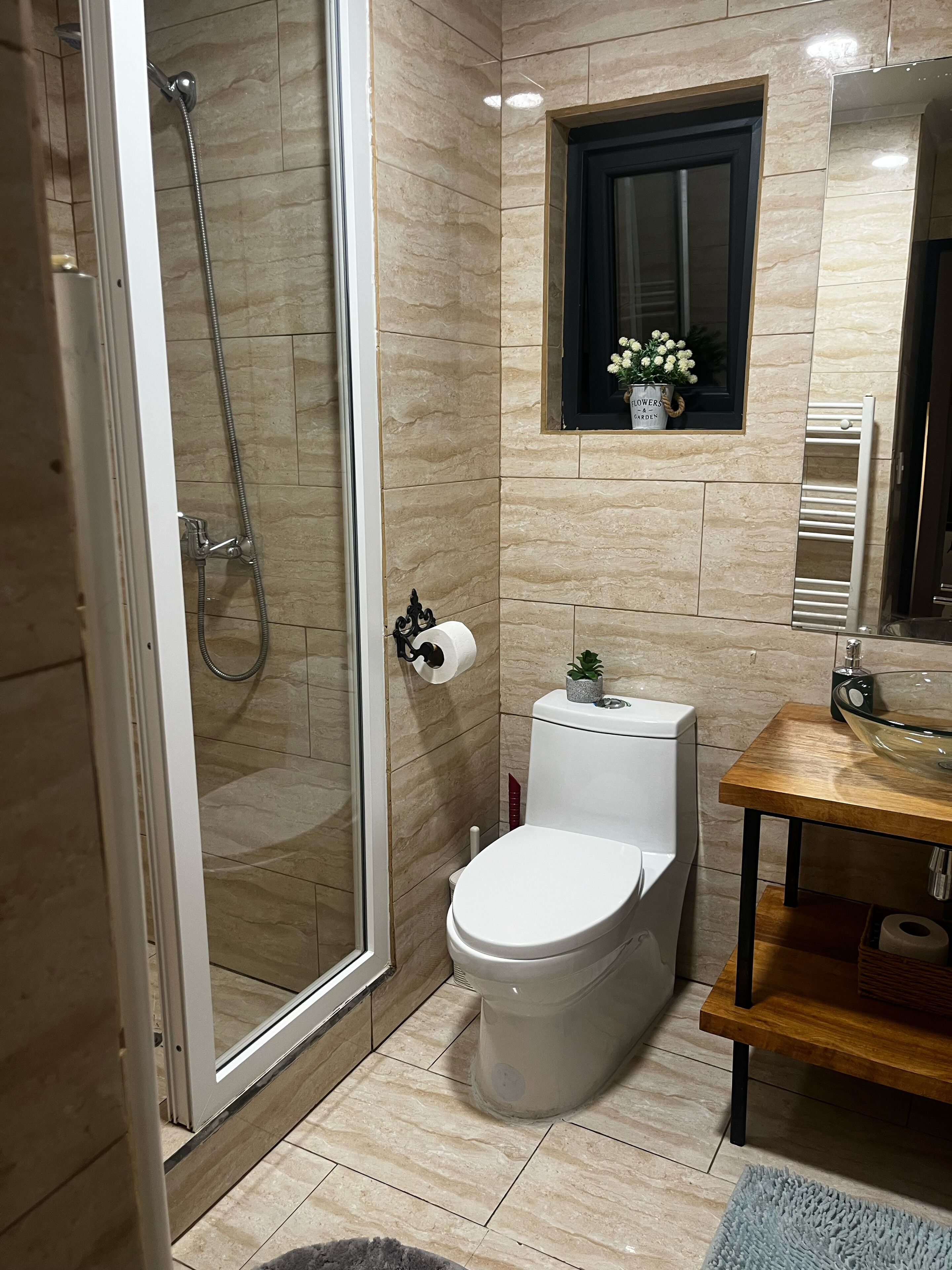 Cabana standard, 1 quarto, aceita animais de estimação, vista para a montanha | Banheiro | Chuveiro, sabonete, shampoo, papel higiênico