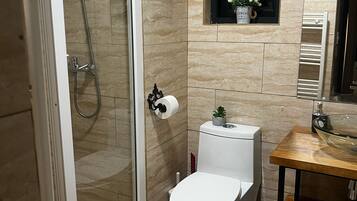 Standard-Ferienhütte, 1 Schlafzimmer, Haustiere gestattet, Bergblick | Badezimmer | Dusche, Seife, Shampoo, Toilettenpapier