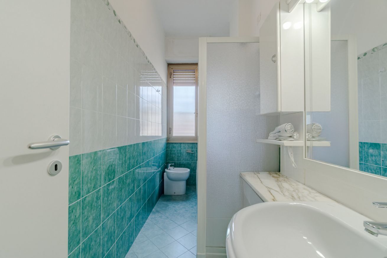 Chuveiro, bidê, toalhas de banho 