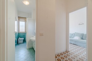 Regadera, bidet, toallas 