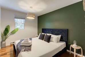 5 chambres, fer et planche à repasser, lit de bébé portatif