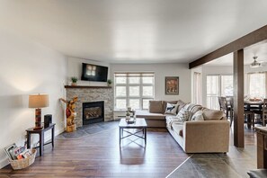 Een televisie en een open haard