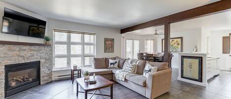 Televisión y chimenea