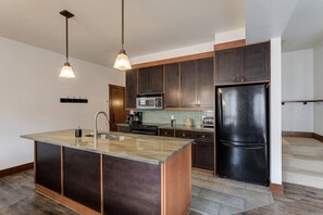 Geladeira, micro-ondas, fogão, cooktop