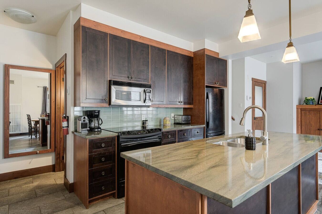 Réfrigérateur, four à micro-ondes, un four, surface de cuisson