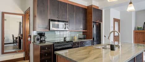 Réfrigérateur, four à micro-ondes, un four, surface de cuisson