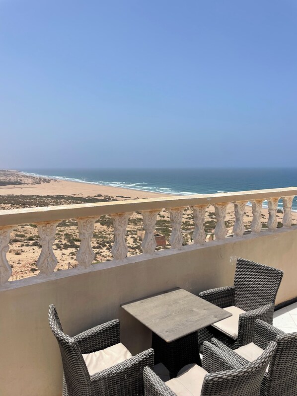 Outdoor dining - Seemingly warm sea view (Sidi R'bat)