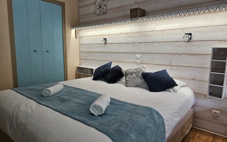Room. Logis Hotel Le Mont Barral