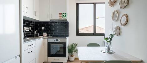 Réfrigérateur, micro-ondes, four, cafetière/bouilloire