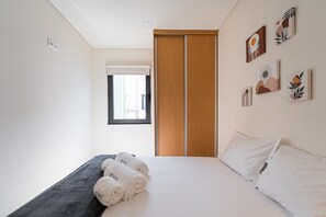 1 dormitorio, tabla de planchar con plancha, Internet y ropa de cama