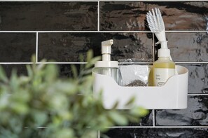 Douche, sèche-cheveux, serviettes fournies