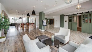Eine großzügige Lobby mit Barbereich, Sitzgelegenheiten und einer Rezeption.