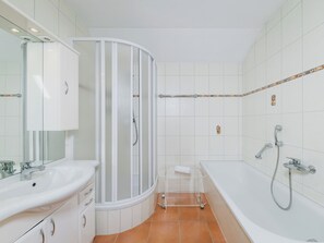 Deluxe Chalet, Mountain View | Bathroom - Chalet Nathalie by we rent (Zell am See)