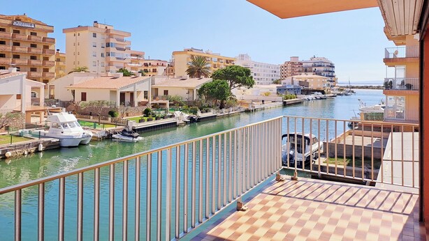Varanda com vista para uma marina e edifícios.