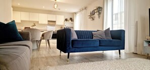 Apartment | Living area - Gym, Free Parking, 25 Mins to Central London (Walton-on-Thames)