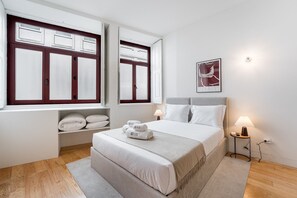 Tabla de planchar con plancha, internet y ropa de cama 