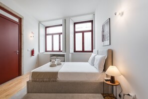 Tabla de planchar con plancha, internet y ropa de cama 