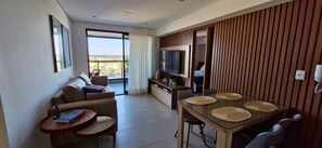 Comfort Apartment | Living area | 40-inch Smart TV with digital channels, Netflix, streaming services - COSTE0106 - Premium Stella Maris (Salvador)