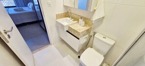 舒适公寓 | 浴室 | 淋浴设施、吹风机、毛巾、肥皂