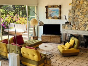 TV, fireplace - Villa 5 rooms with pool near the sea (Hyères)