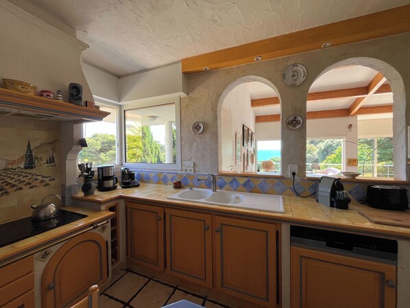 Fridge, microwave, oven, dishwasher - Villa 5 rooms with pool near the sea (Hyères)