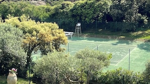 A tennis court surrounded by trees and a view of the sea. - Villa 5 rooms with pool near the sea (Hyères)
