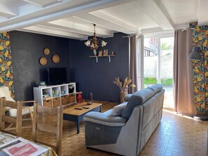 TV, fireplace