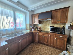 Fridge, microwave, oven, coffee/tea maker