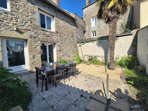 Outdoor dining - Peaceful house with private outdoor space (Le Vivier-sur-Mer)